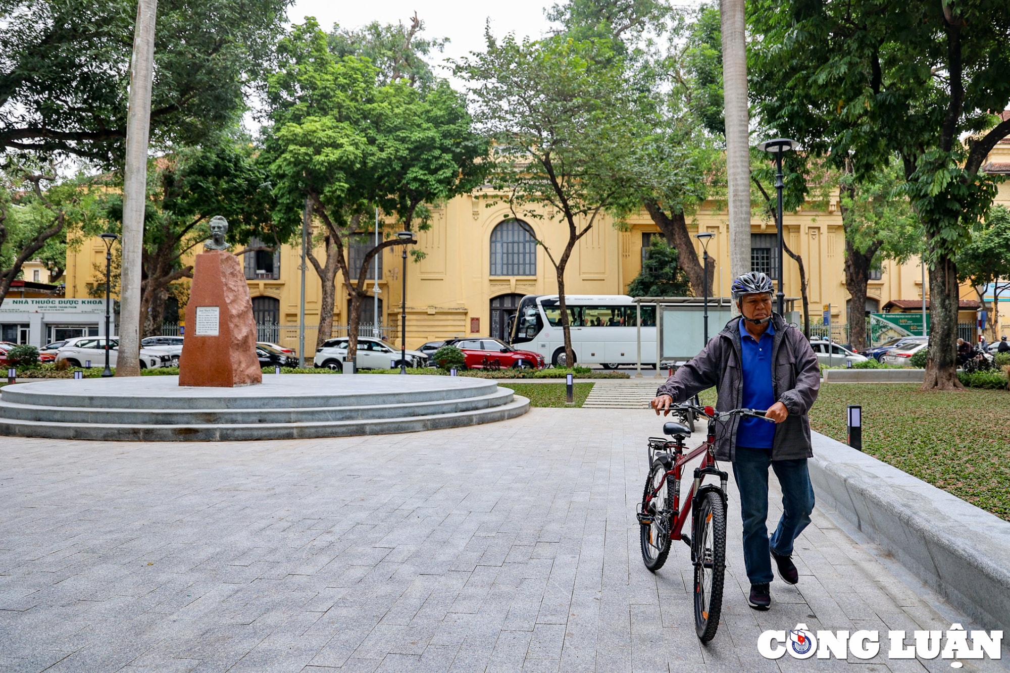 khong gian ben trong vuon hoa tao dan ha noi sau khi cai tao hinh 14
