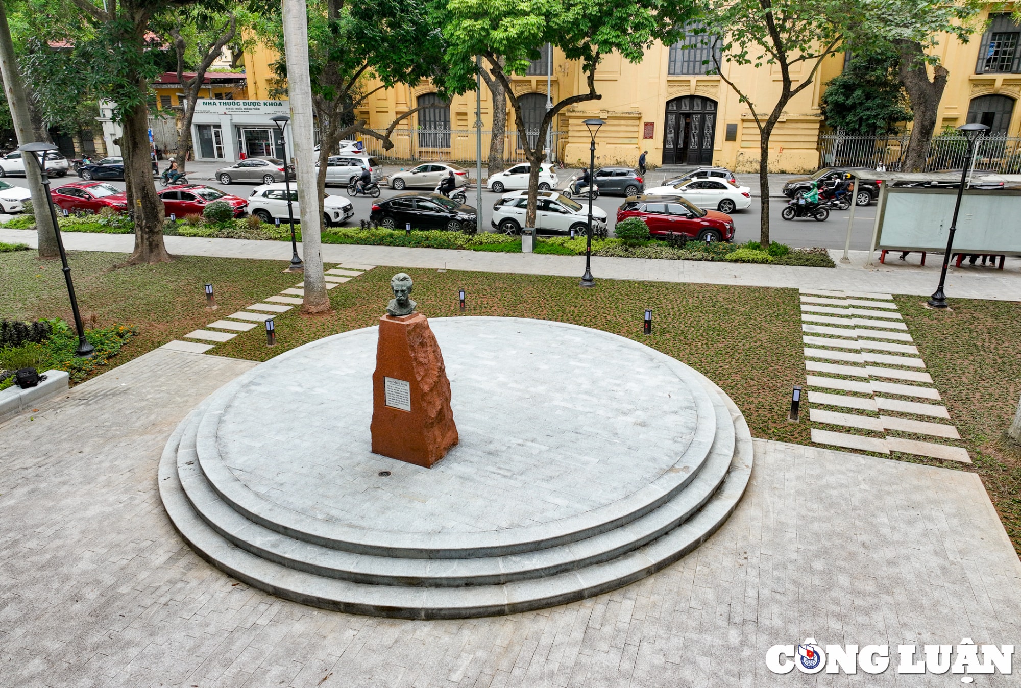 khong gian ben trong vuon hoa tao dan ha noi sau khi cai tao hinh 9