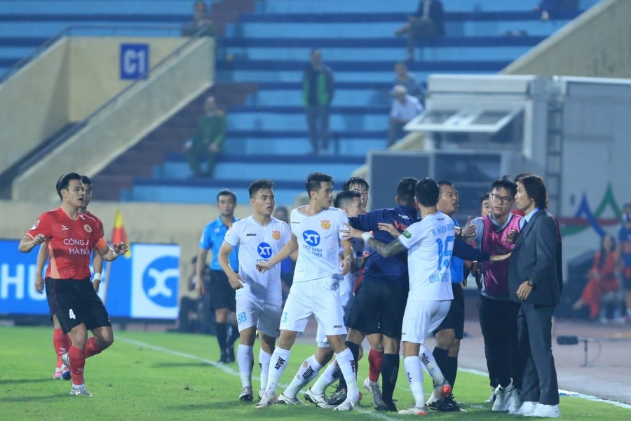 pho truong doan clb cong an ha noi va hlv gong oh kyun bi de nghi ky luat bo sung hinh 1