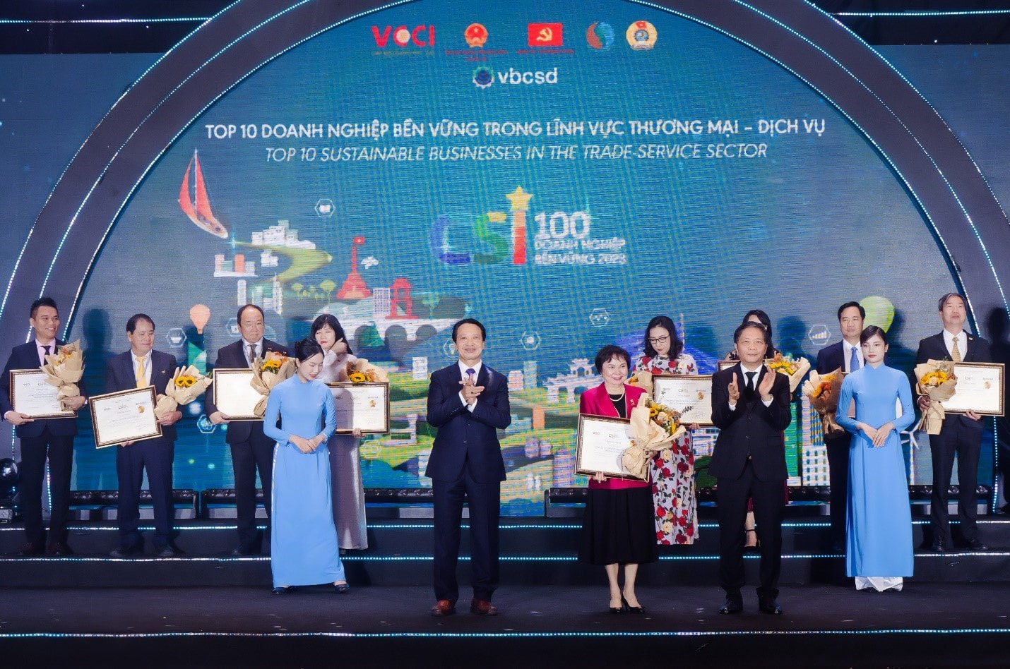pnj dan dau top 10 doanh nghiep phat trien ben vung 2023 linh vuc thuong mai  dich vu hinh 1