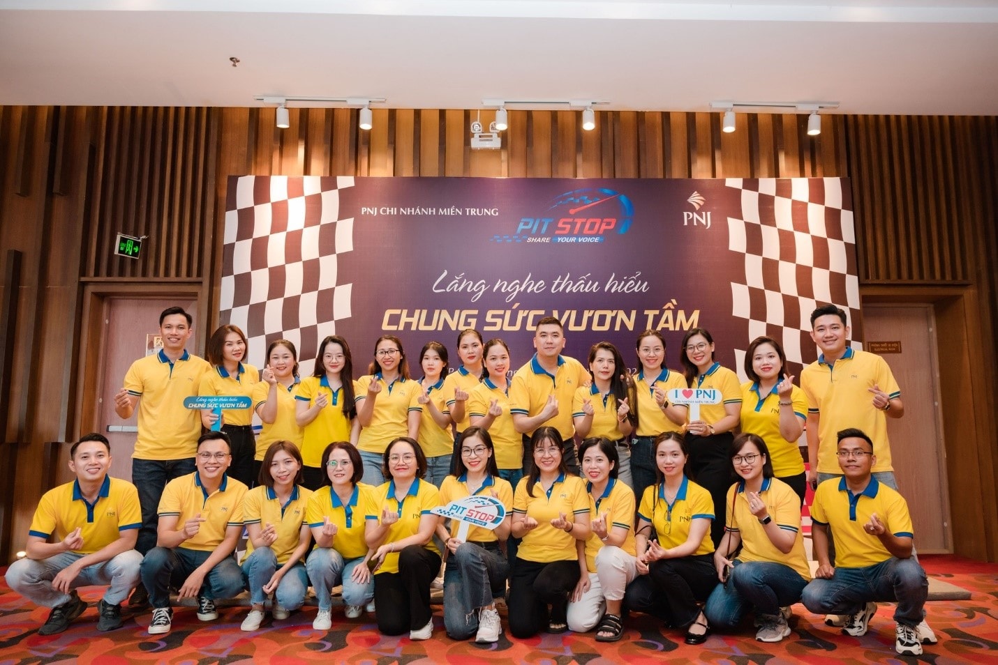 pnj dan dau top 10 doanh nghiep phat trien ben vung 2023 linh vuc thuong mai  dich vu hinh 3