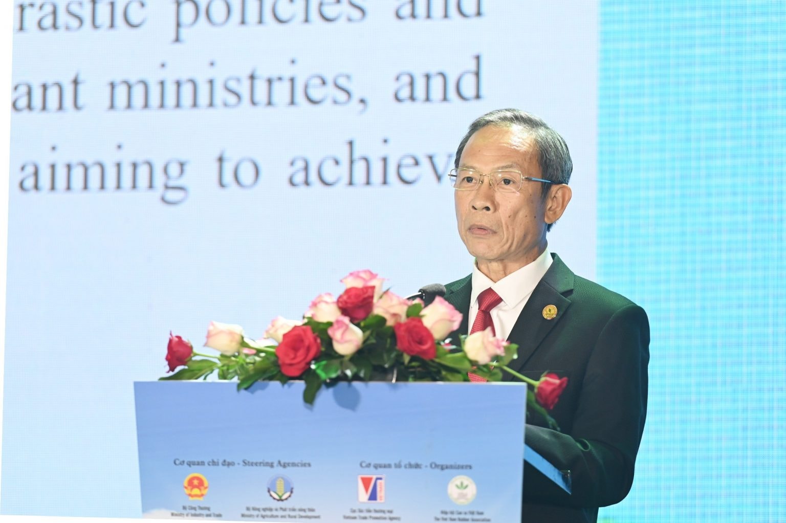 nhieu doanh nghiep duoc trao chung nhan nhan hieu cao su viet nam hinh 1