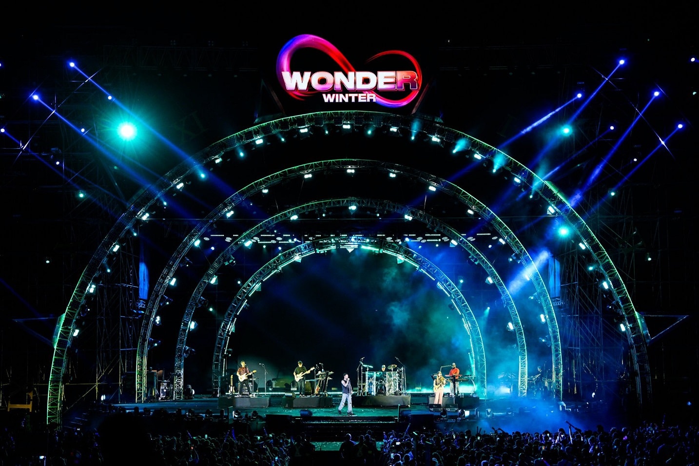 maroon 5 va dan sao viet mang toi con dia chan cam xuc trong dem 8wonder winter festival hinh 1