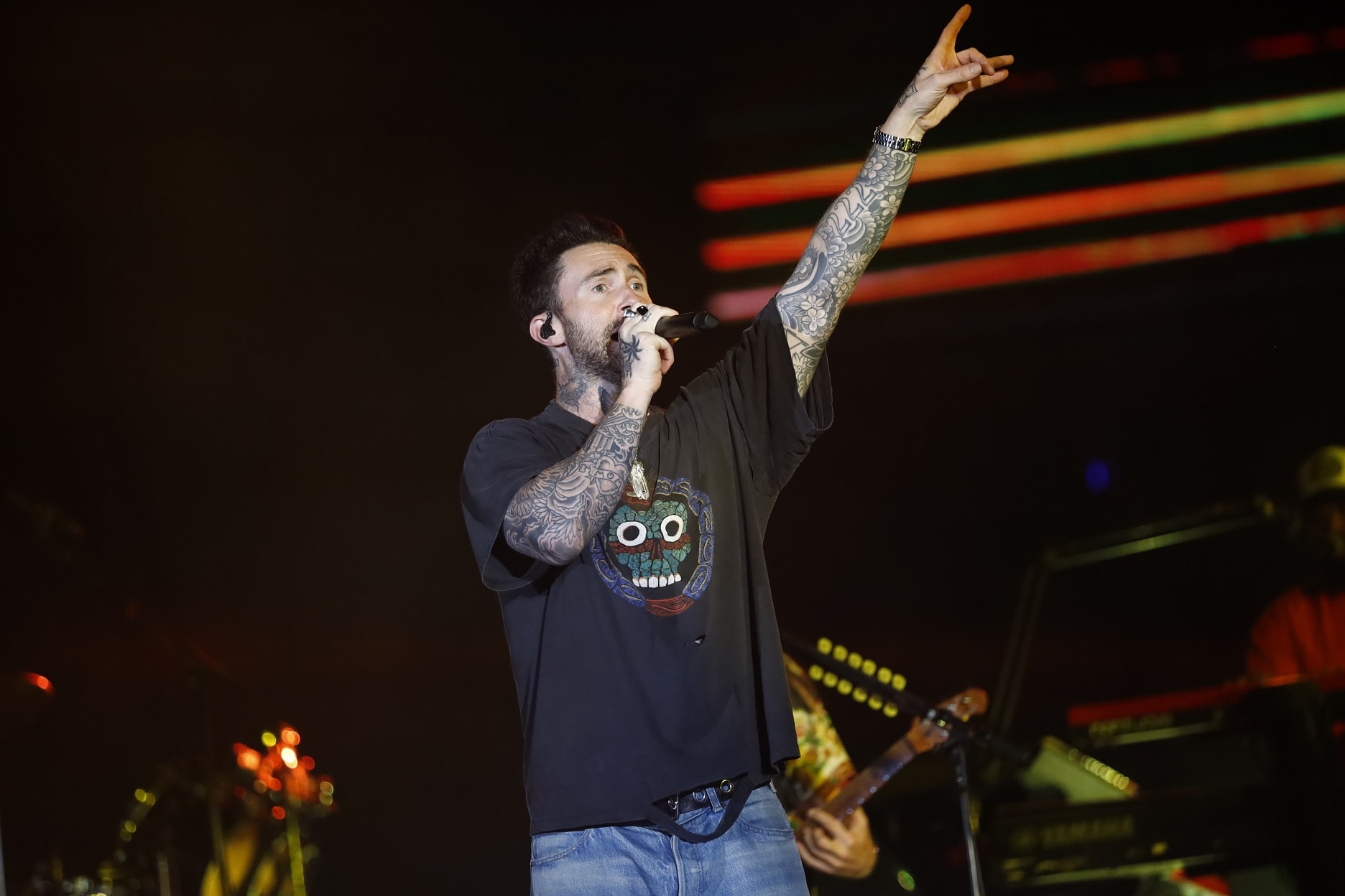 maroon 5 va dan sao viet mang toi con dia chan cam xuc trong dem 8wonder winter festival hinh 2