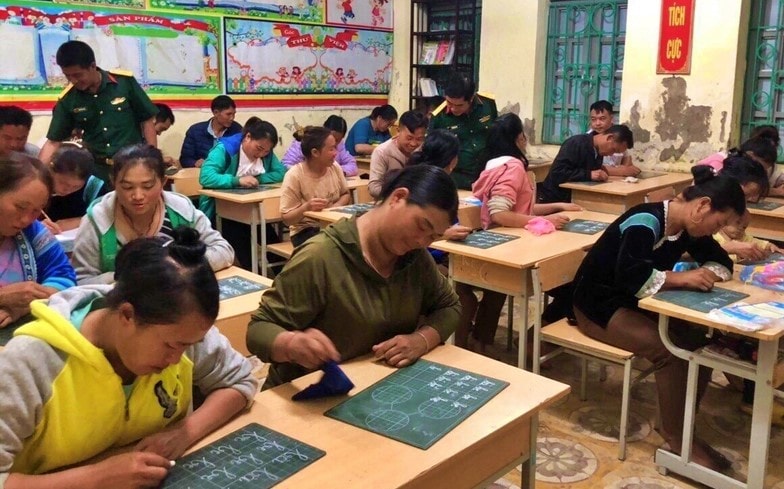 no luc xoa mu chu cho dong bao dan toc thieu so hinh 2