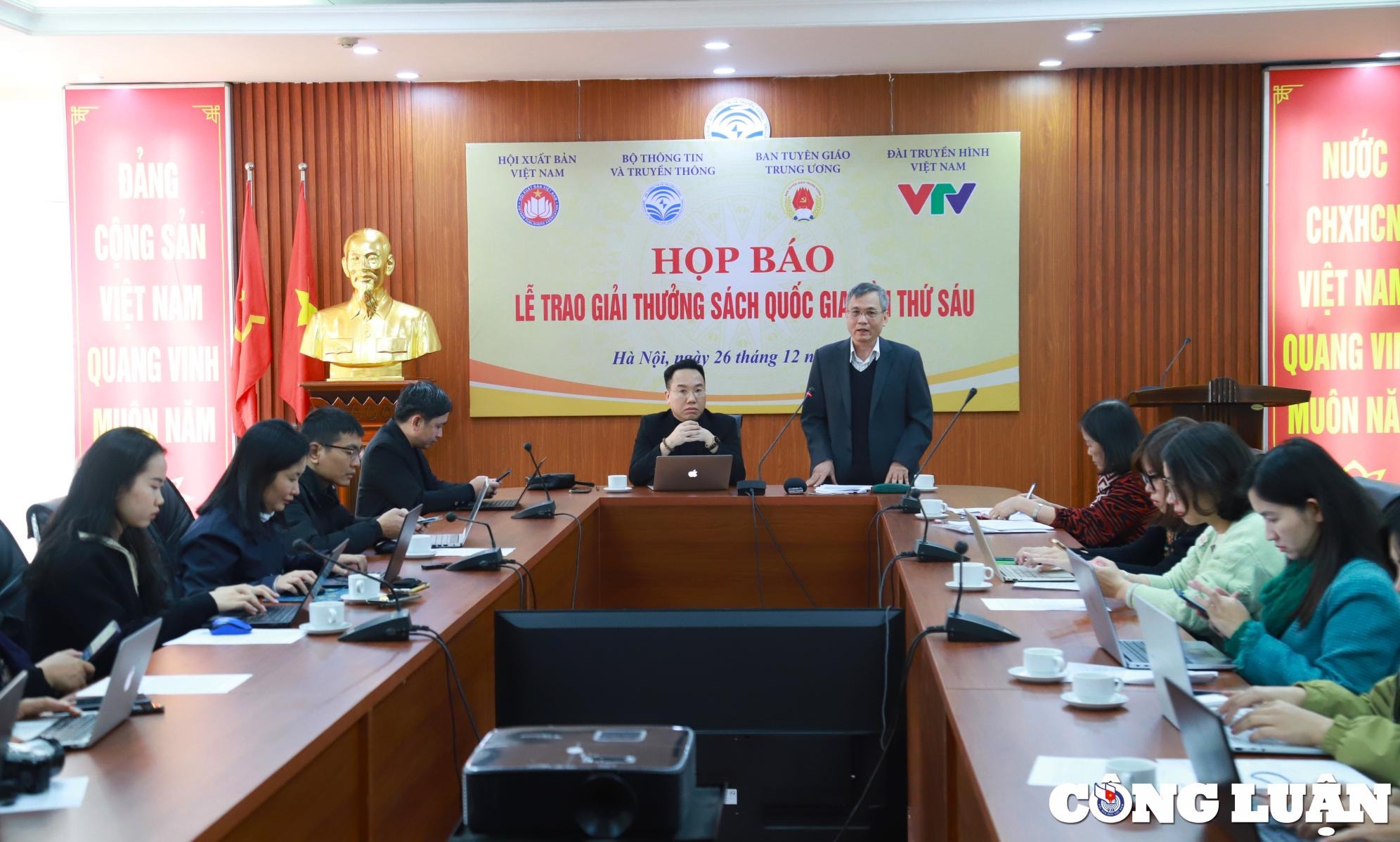 le trao giai thuong sach quoc gia lan thu vi dien ra vao ngay 29 12 hinh 2