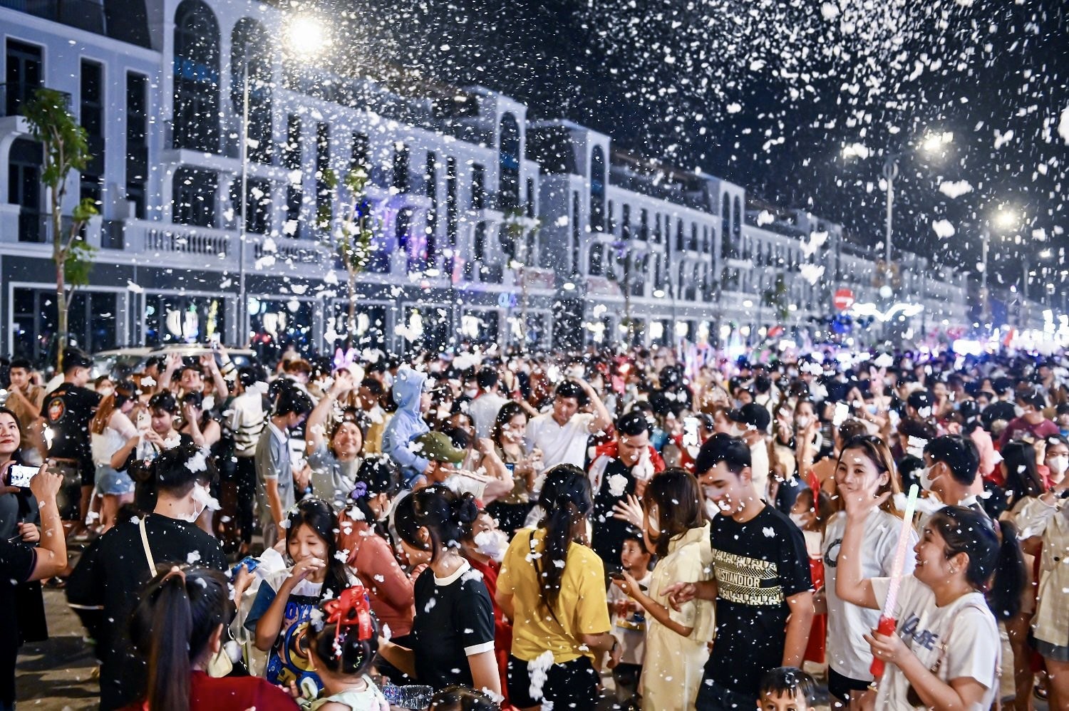 dai lo thuong mai o long an don hang ngan nguoi dip giang sinh 2023 hinh 4