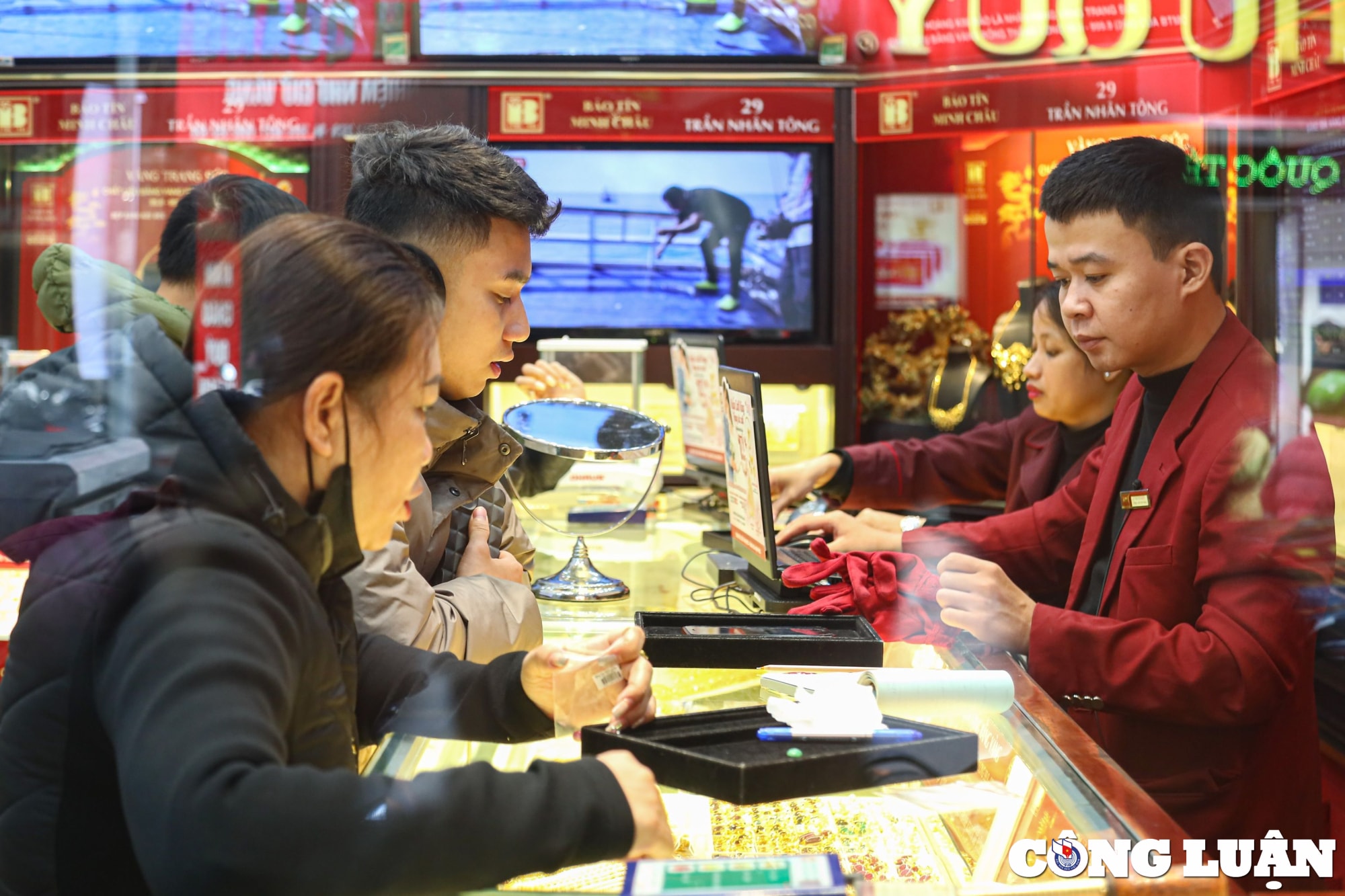 gia vang tang gan 6 trieu luong sau nua thang nen mua vao hay ban ra hinh 1