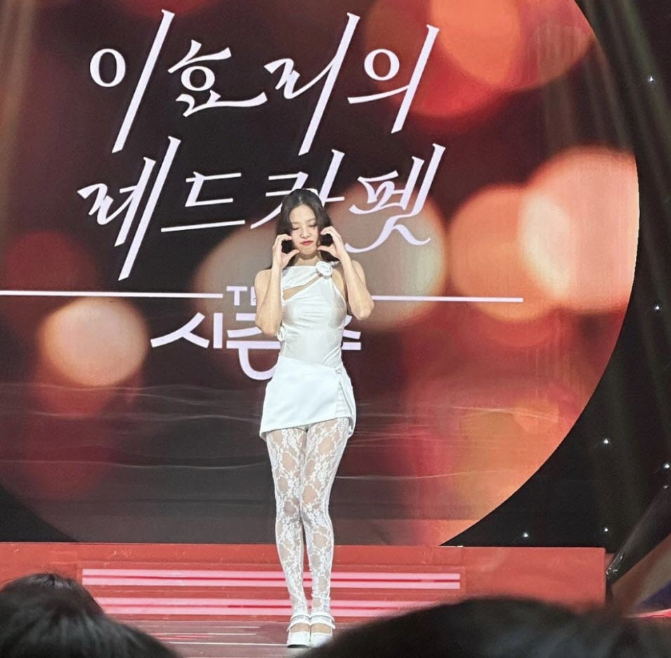 jennie va man trinh dien tren the seasons  lee hyoris red carpet hinh 3