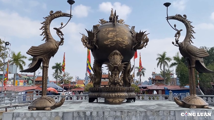 doc dao le hoi phu day va su tich tho thanh mau lieu hanh hinh 2