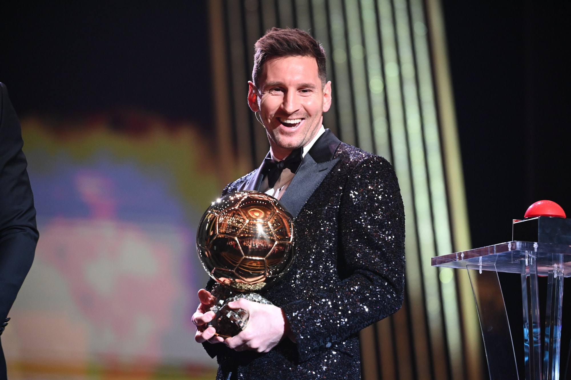 psg bi cao buoc mua qua bong vang 2021 cho messi hinh 1