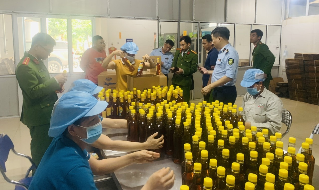 bon doanh nghiep san xuat mat ong co dau hieu gia mao doi mat voi an hinh su hinh 1