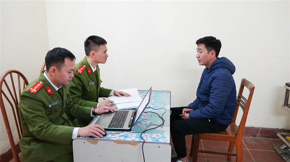 khoi to 03 doi tuong thuoc nhom team gtvm26 chuyen quay hinh anh canh sat giao thong hinh 1