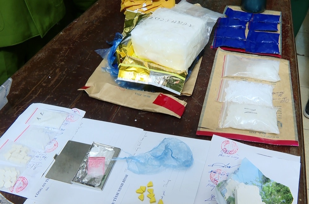 bat qua tang 2 doi tuong di oto van chuyen so luong lon ma tuy tai ninh binh hinh 1
