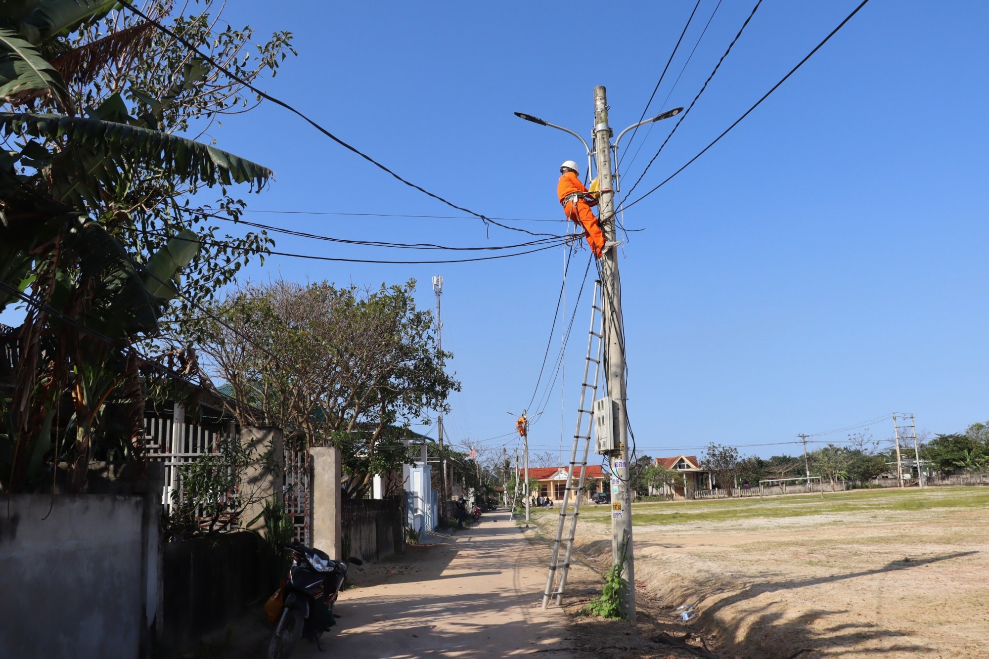pc quang binh trao tang cong trinh thap sang duong que cho cong dong dan cu vung nong thon hinh 1