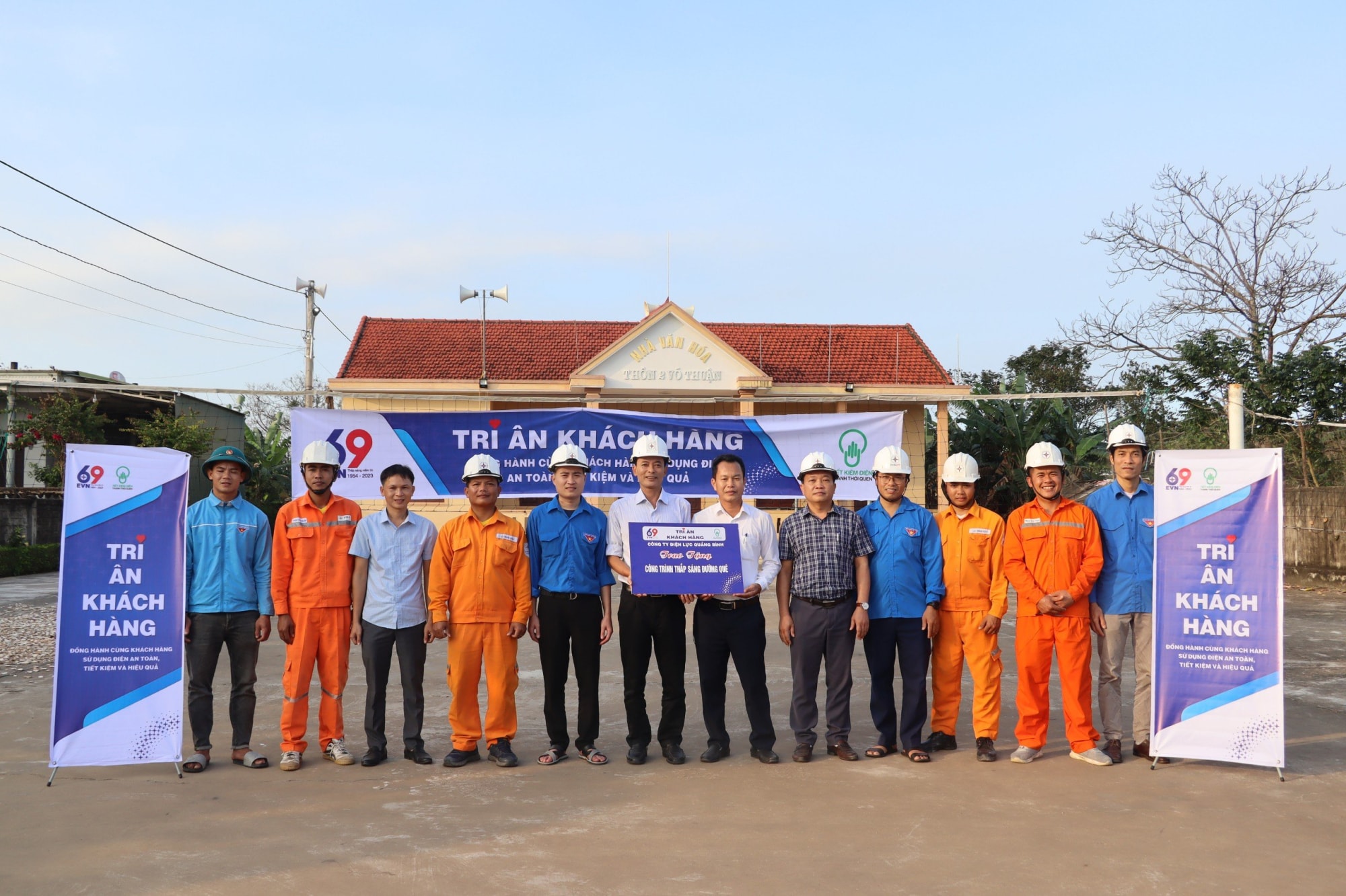 pc quang binh trao tang cong trinh thap sang duong que cho cong dong dan cu vung nong thon hinh 2