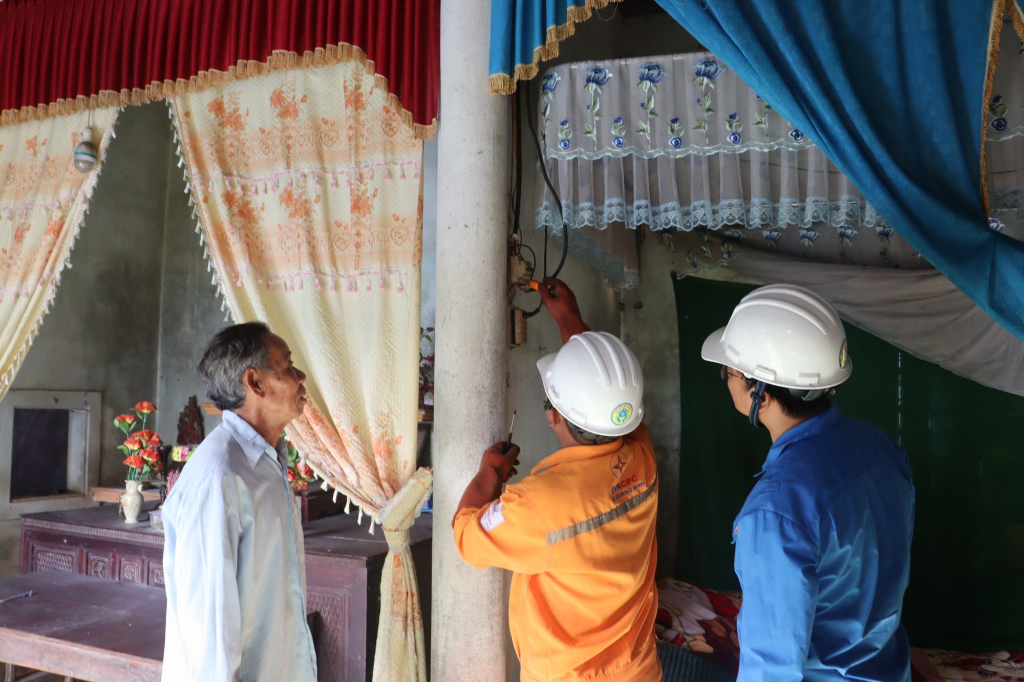 pc quang binh trao tang cong trinh thap sang duong que cho cong dong dan cu vung nong thon hinh 3
