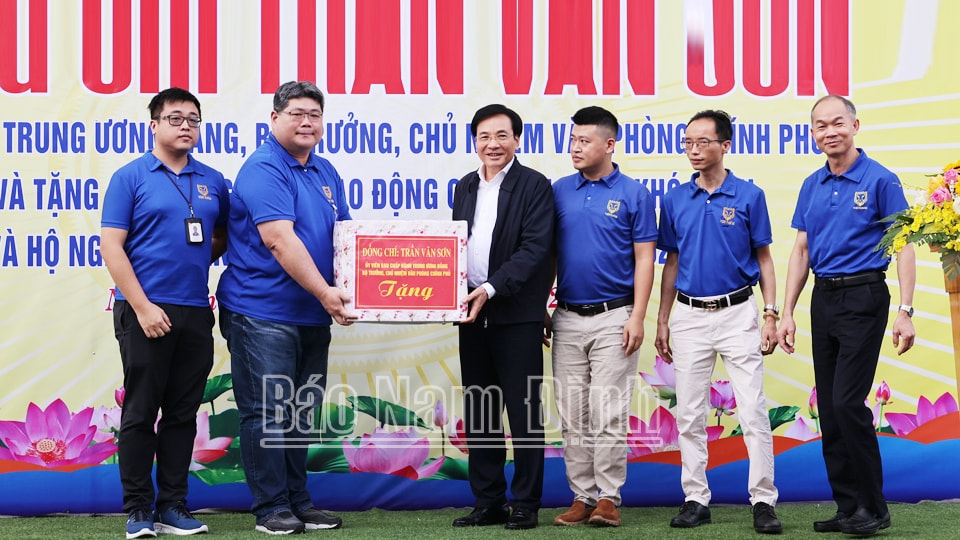 bo truong chu nhiem van phong chinh phu tran van son tham tang qua tet tinh nam dinh hinh 1