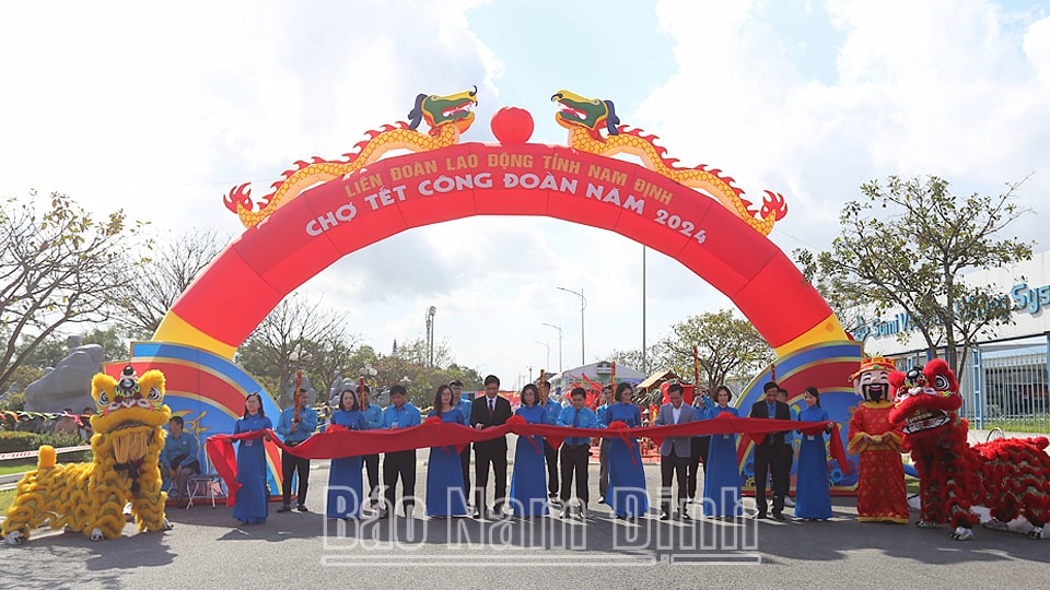 nam dinh giam gia tu 10 20 tat ca san pham duoc bay ban tai cho tet cong doan 2024 hinh 1
