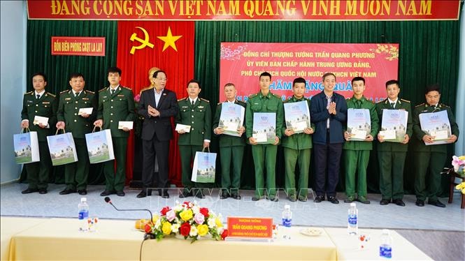 pho chu tich quoc hoi tran quang phuong tham chuc tet don bien phong o quang tri hinh 2