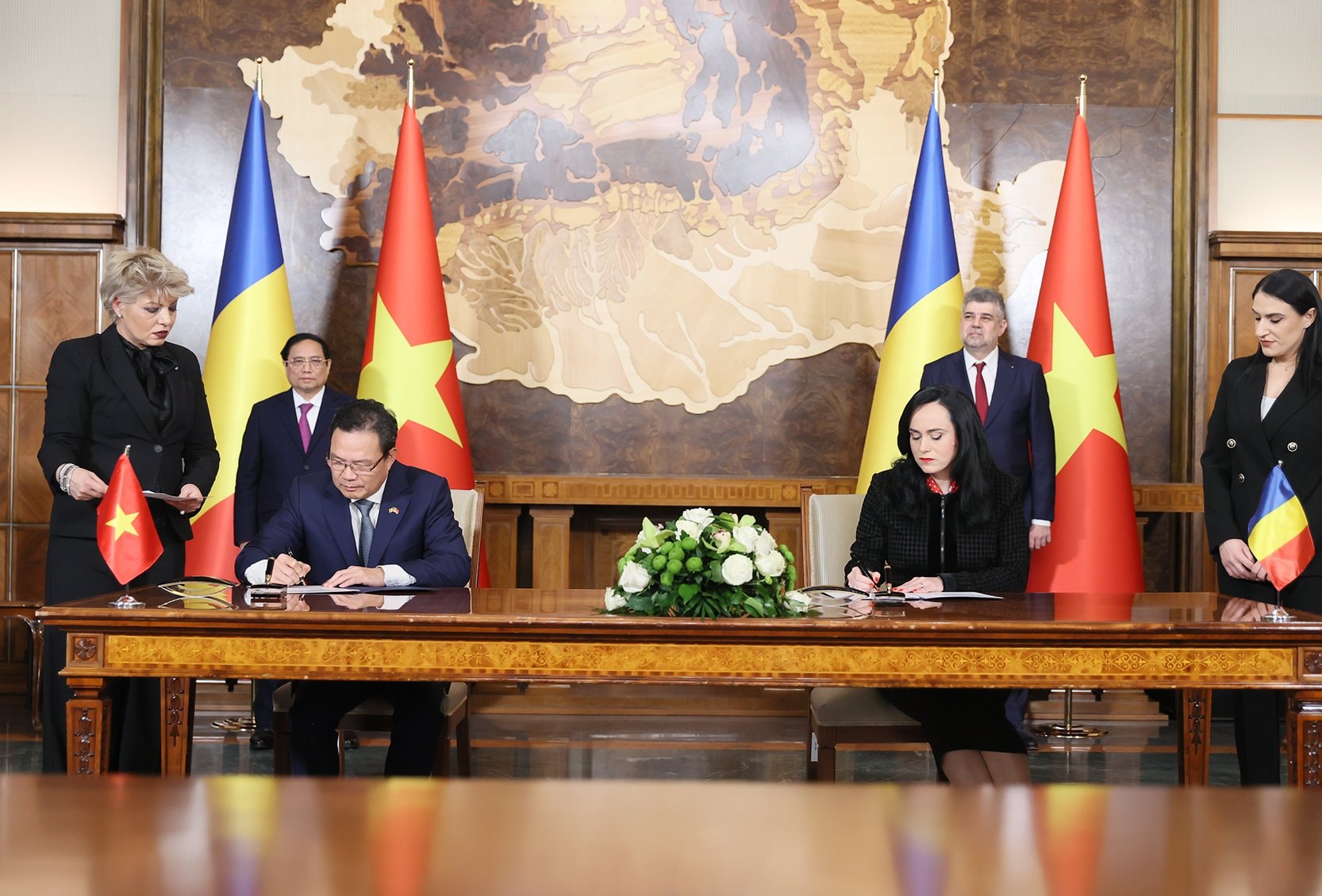 thu tuong pham minh chinh va thu tuong romania chung kien le ky ket cac van kien hop tac quan trong hinh 3