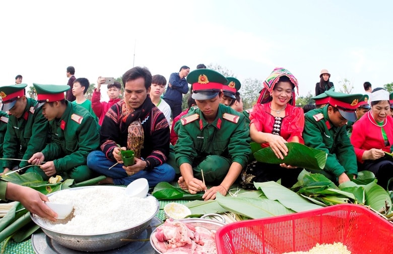chuong trinh goi banh chung xanh tet vi nguoi ngheo tai lang van hoa hinh 1