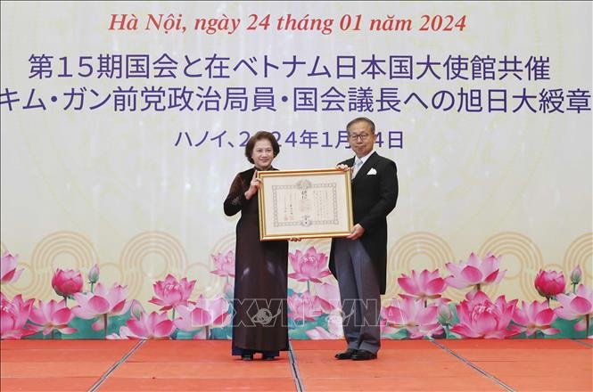 nguyen chu tich quoc hoi nguyen thi kim ngan don nhan huan chuong mat troi moc hang nhat dai thap tu hinh 1