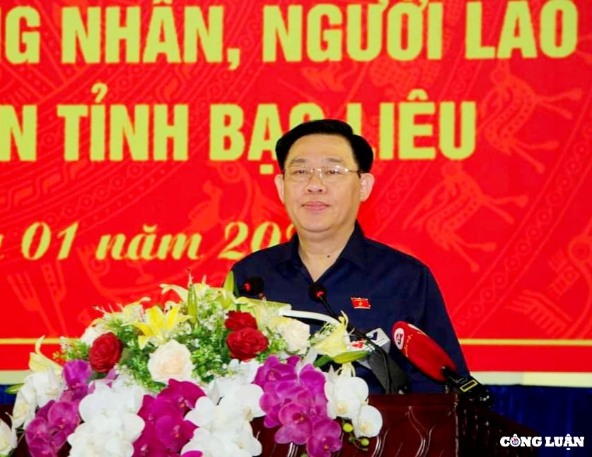chu tich quoc hoi vuong dinh hue tham tang qua tet cho gia dinh chinh sach tai tinh bac lieu hinh 1