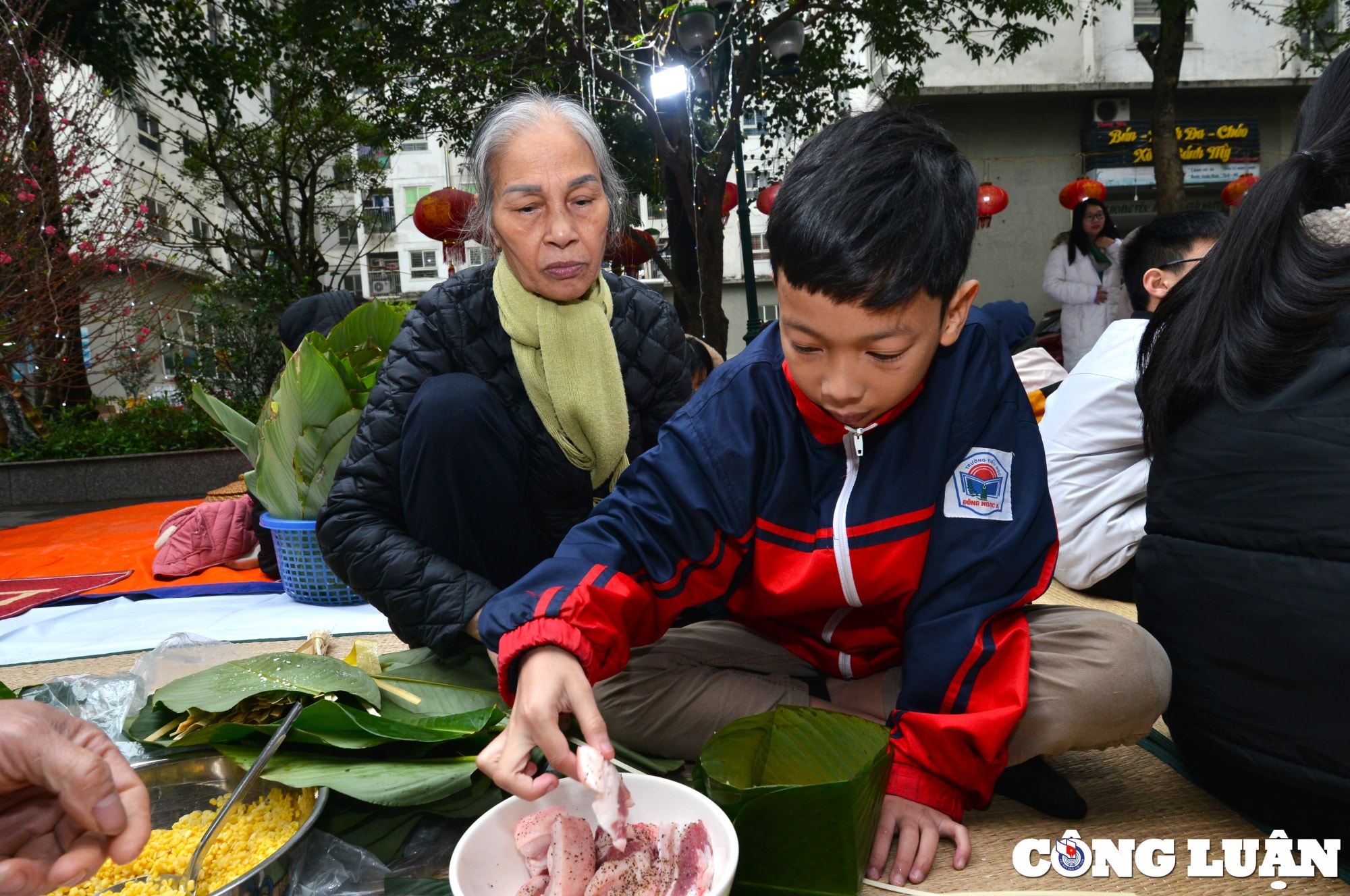 tre em vuot ret thi goi banh chung tai ha noi hinh 8