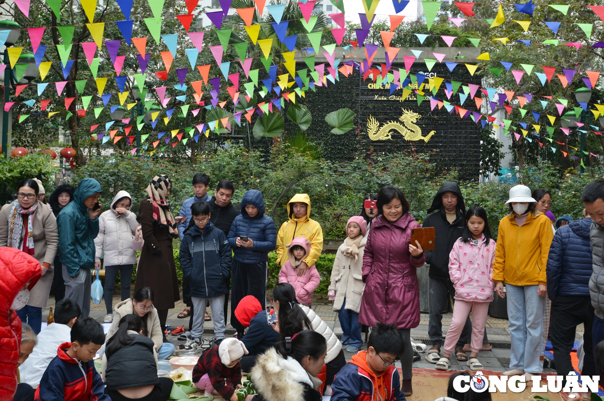 tre em vuot ret thi goi banh chung tai ha noi hinh 2