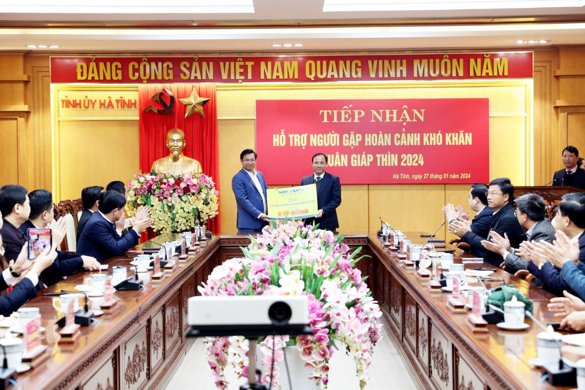 nam a bank mang tet hanh phuc den ba con ha tinh hinh 1