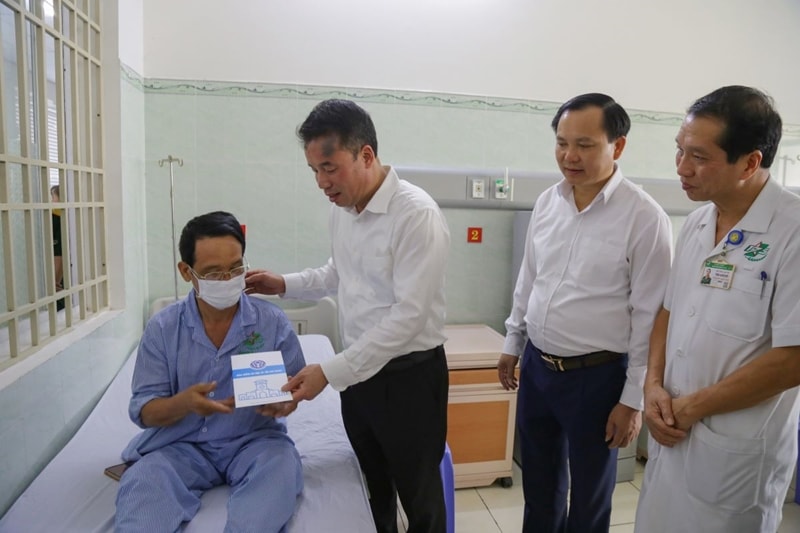 trao tang so bhxh the bhyt va qua cho benh nhan ngheo tai tp ho chi minh va tinh ba ria vung tau hinh 1