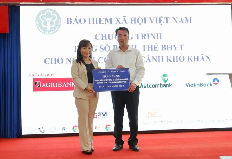 trao tang so bhxh the bhyt va qua cho benh nhan ngheo tai tp ho chi minh va tinh ba ria vung tau hinh 2