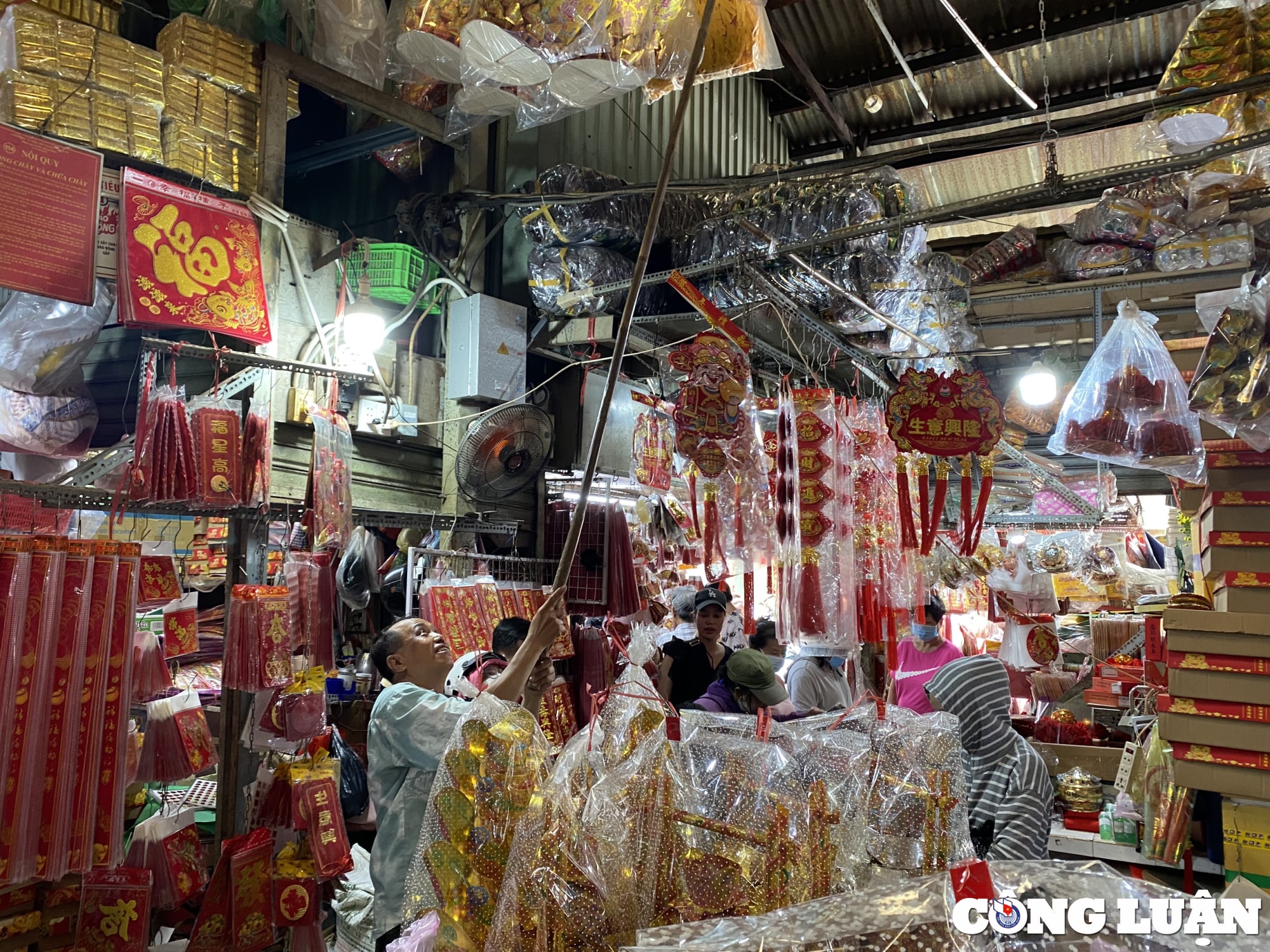 nguoi dan do xo den cho coi am lon nhat tp hcm mua do cung ong tao hinh 9