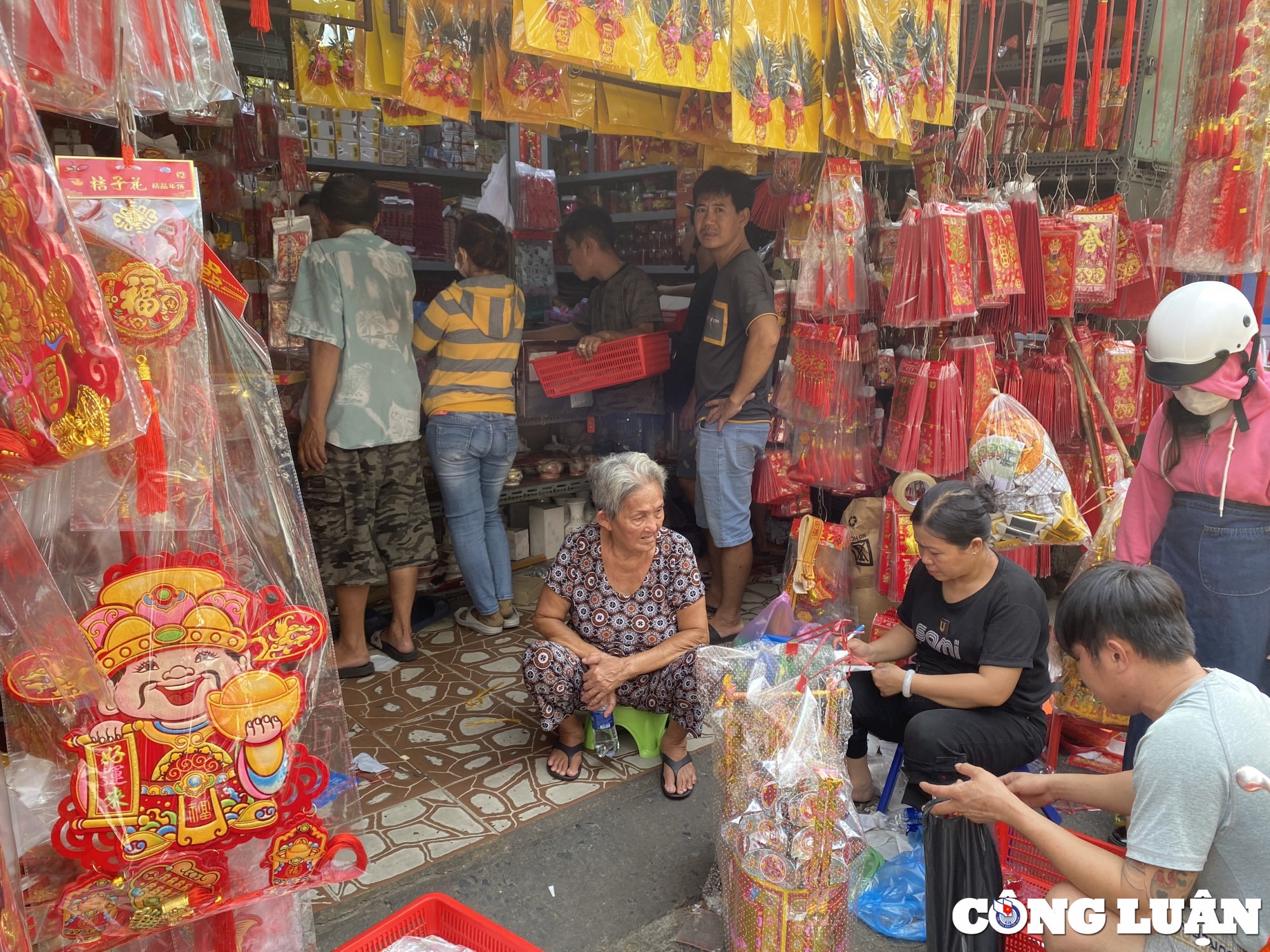nguoi dan do xo den cho coi am lon nhat tp hcm mua do cung ong tao hinh 10