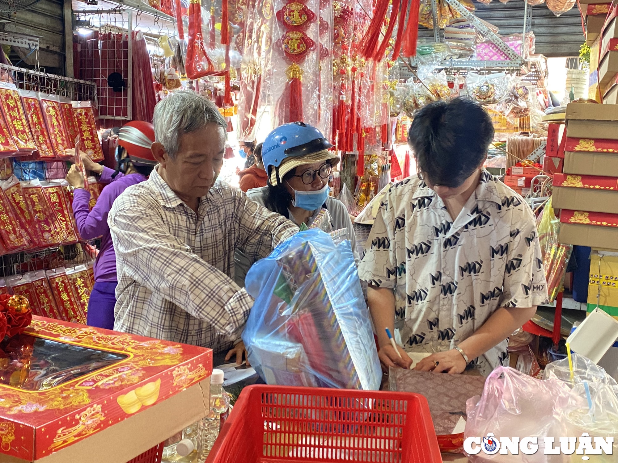 nguoi dan do xo den cho coi am lon nhat tp hcm mua do cung ong tao hinh 2