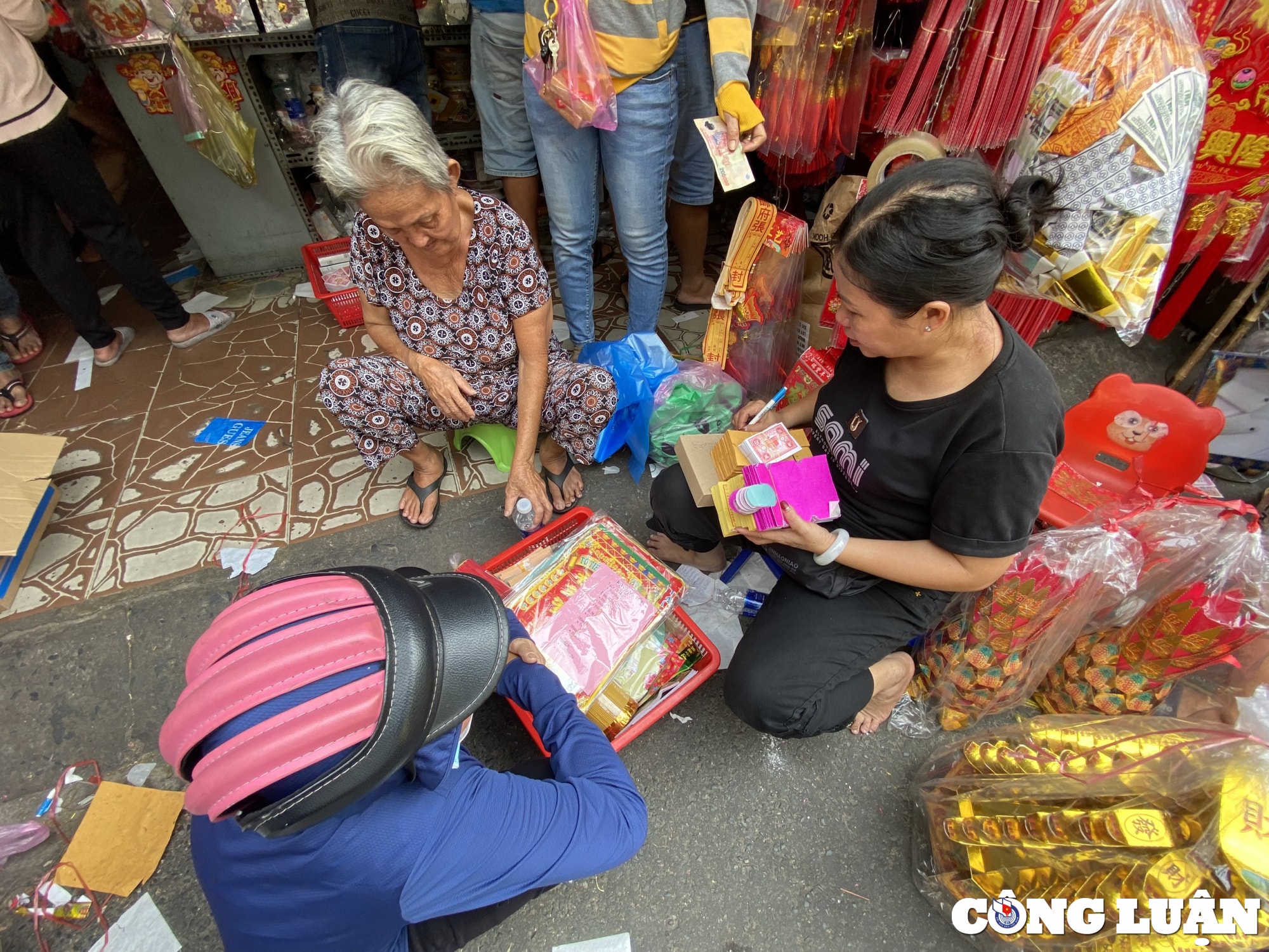 nguoi dan do xo den cho coi am lon nhat tp hcm mua do cung ong tao hinh 3