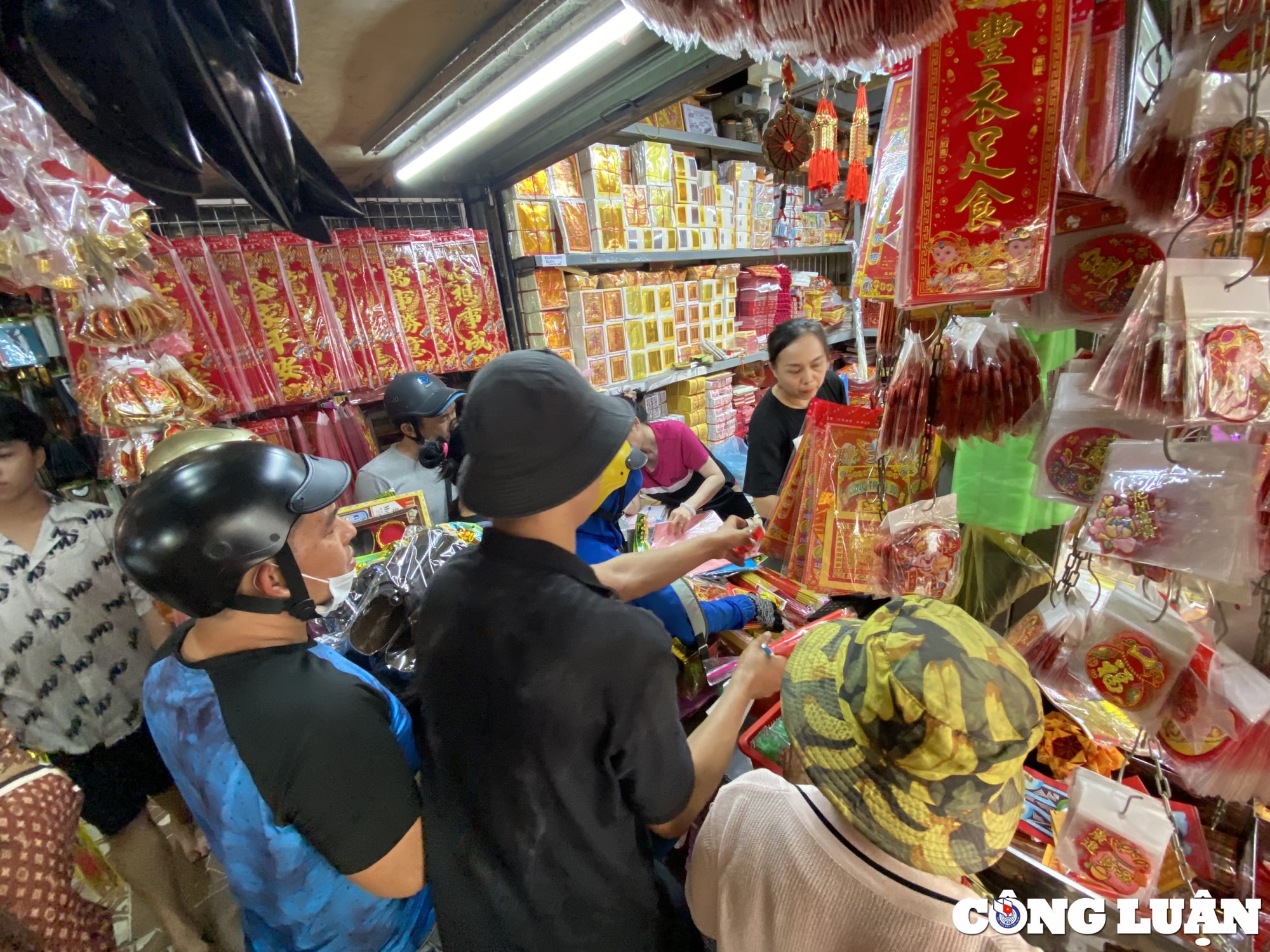 nguoi dan do xo den cho coi am lon nhat tp hcm mua do cung ong tao hinh 6