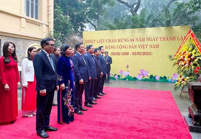 lanh dao tp ha noi dang huong tuong niem tong bi thu tran phu hinh 1
