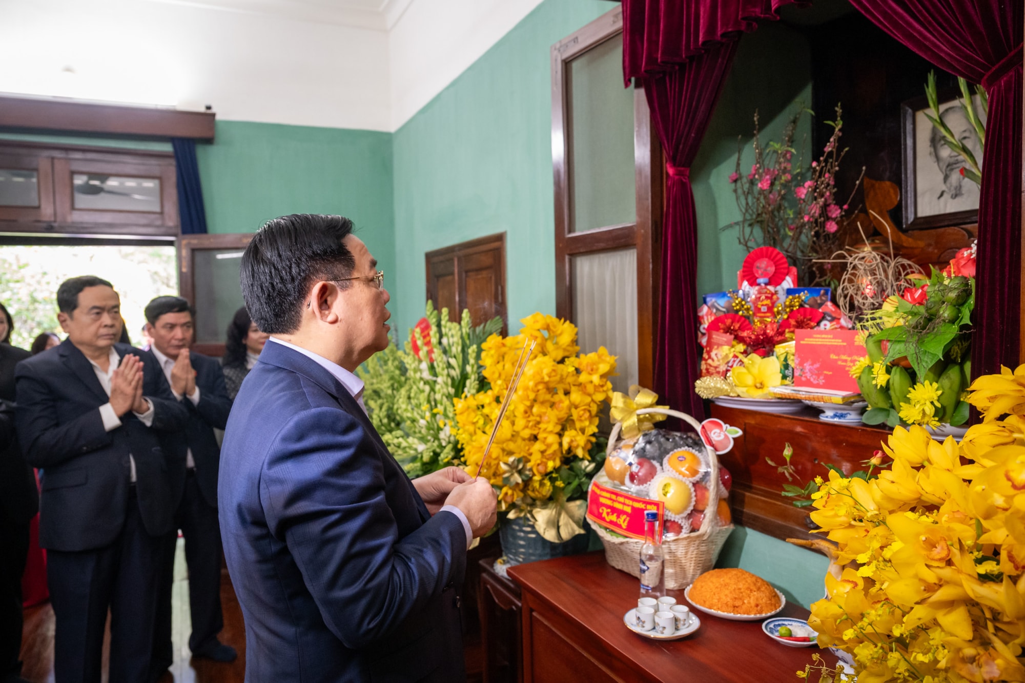 chu tich quoc hoi vuong dinh hue dang huong tuong nho chu tich ho chi minh tai nha 67 hinh 1