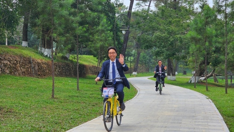 kham pha lang vua gia long o hue bang xe dap thong minh hinh 1