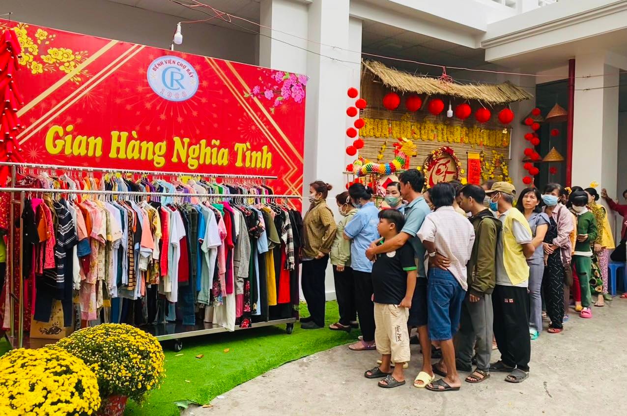 am ap nhung gian hang 0 dong chia se cung nguoi benh ngheo nhung ngay tet hinh 3