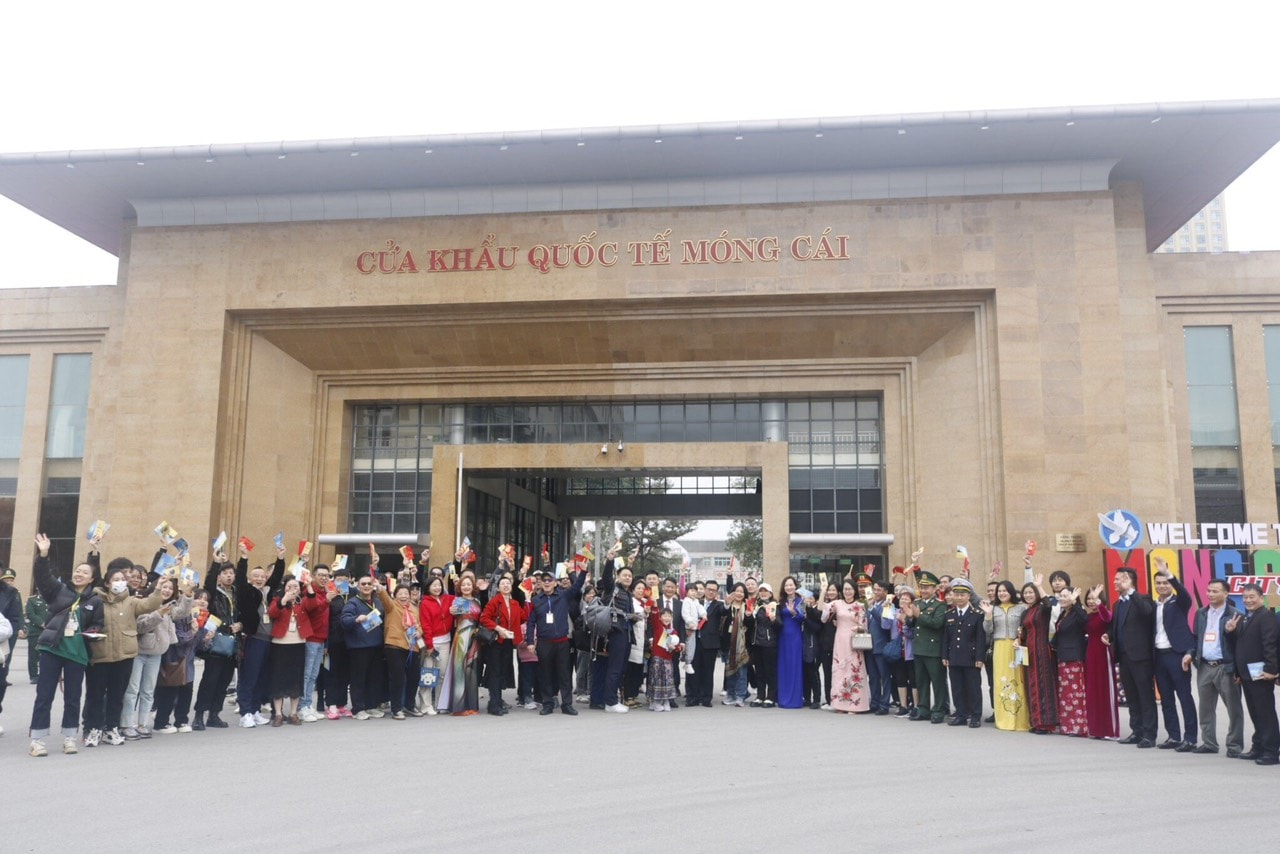 mong cai quang ninh don doan khach quoc te dau tien nam giap thin 2024 hinh 1