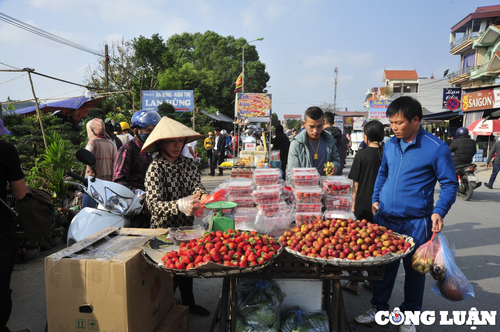 du khach nuom nuop keo ve cho vieng tham quan mua sam dau xuan hinh 12