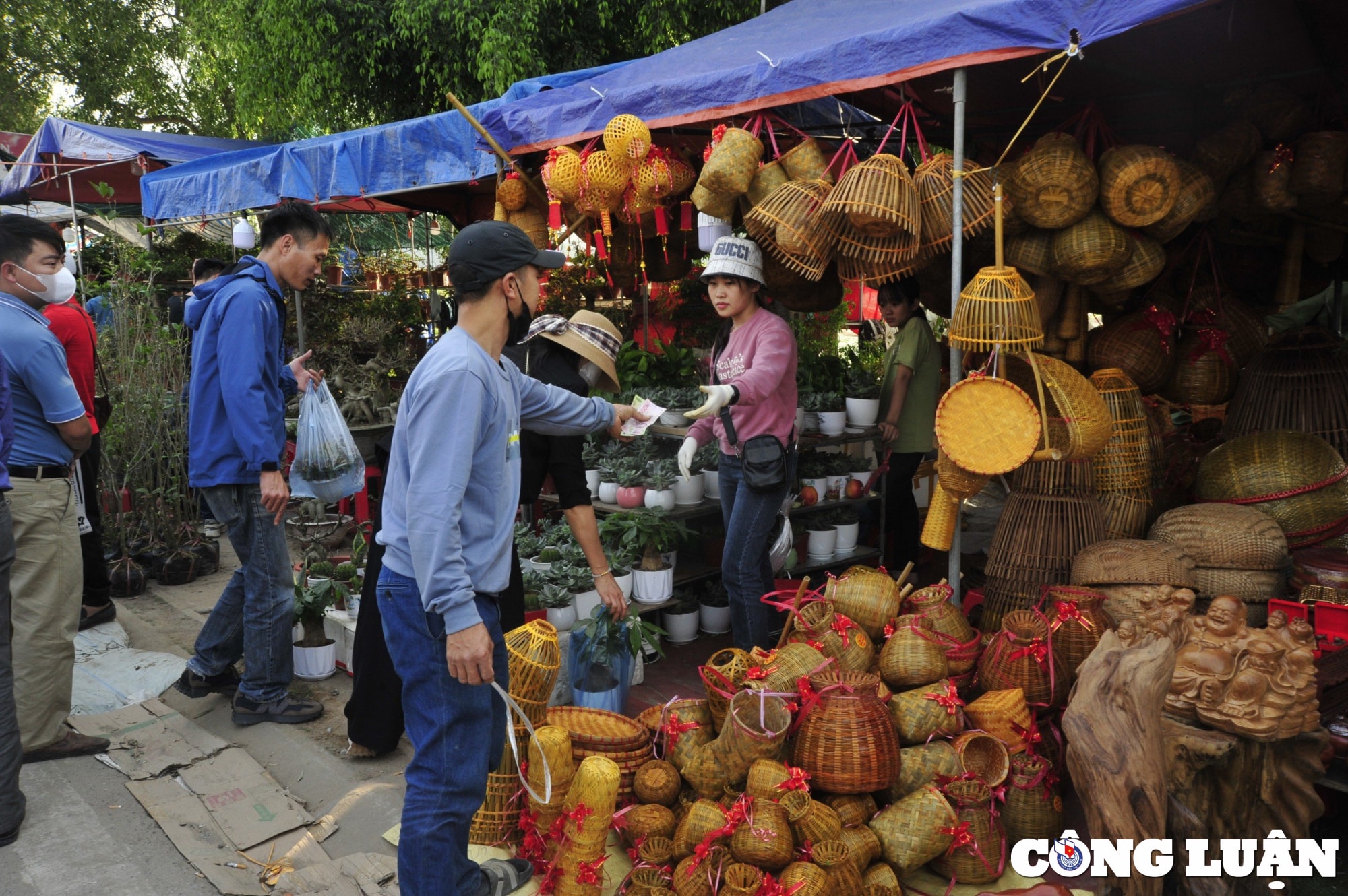 du khach nuom nuop keo ve cho vieng tham quan mua sam dau xuan hinh 7