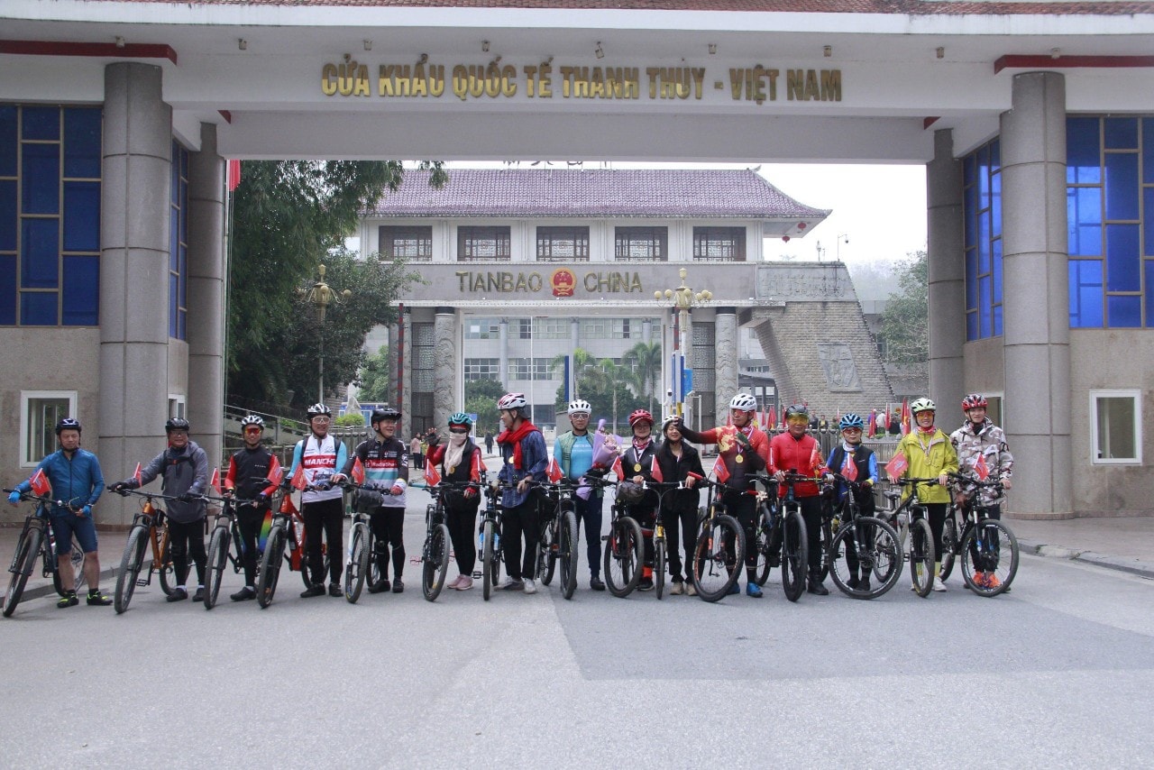 ra mat san pham du lich xe dap ha giang viet nam  van nam trung quoc hinh 1