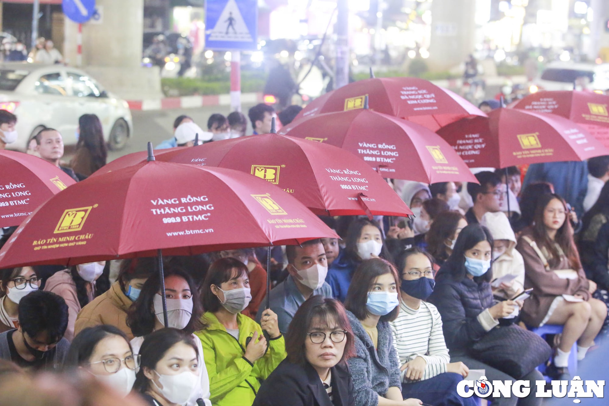 ha noi nguoi dan doi mua an banh mi xep hang cho doi mua vang trong dem hinh 2