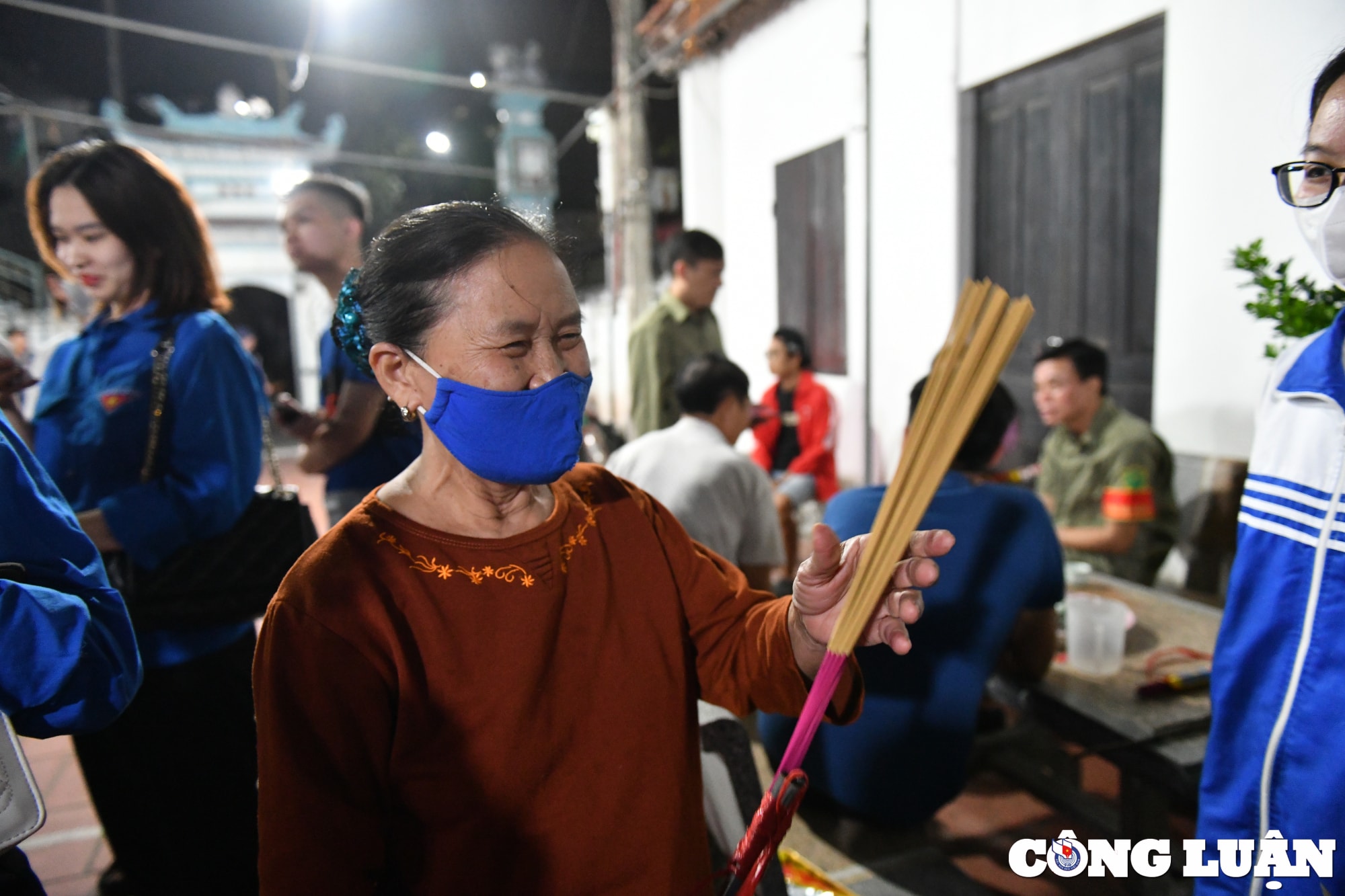 hang tram nguoi dan lang an dinh xin lua lay do dau nam moi 2024 hinh 4