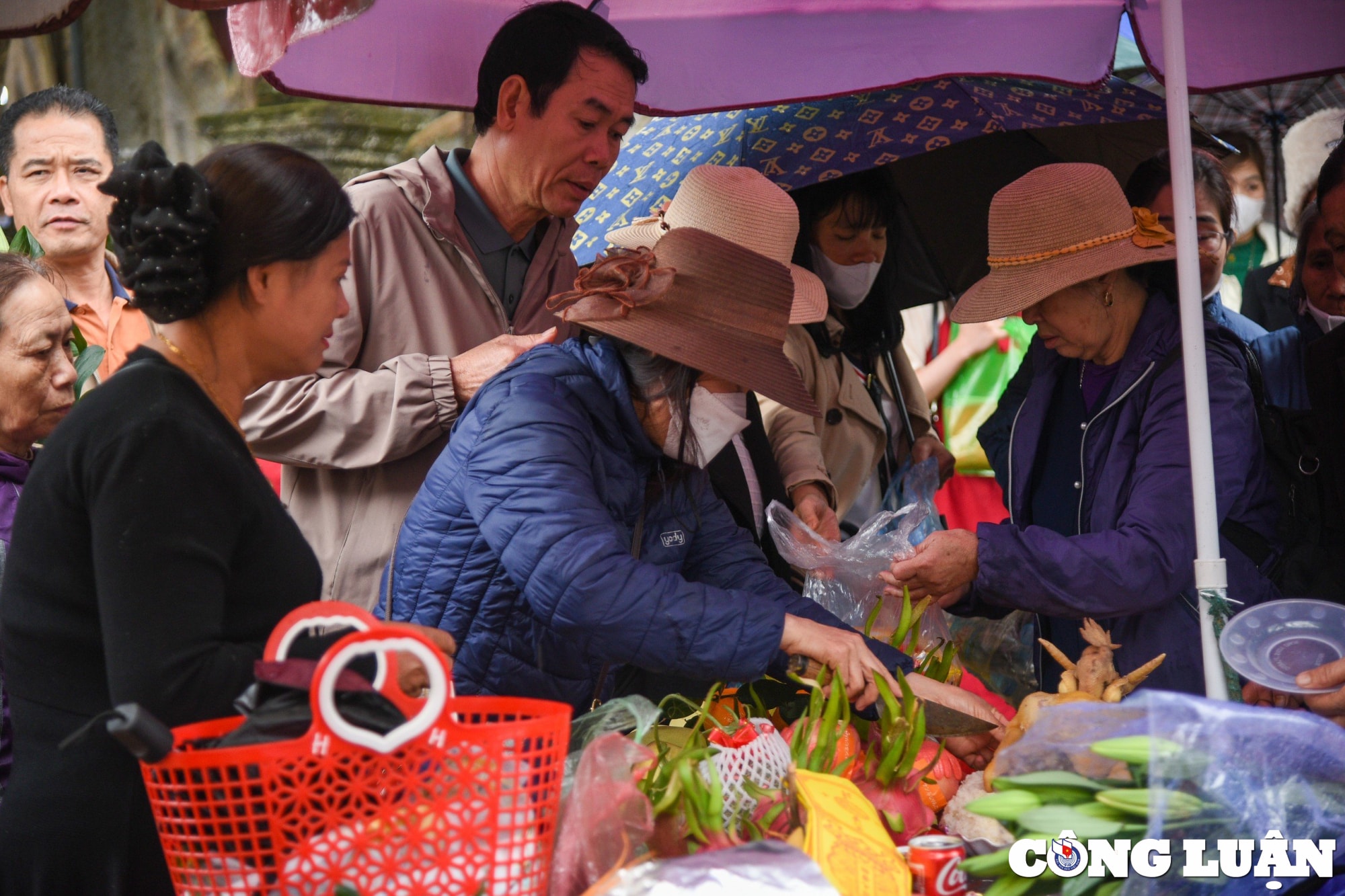 nguoi dan doi mua keo ve den tran truoc gio khai an hinh 7
