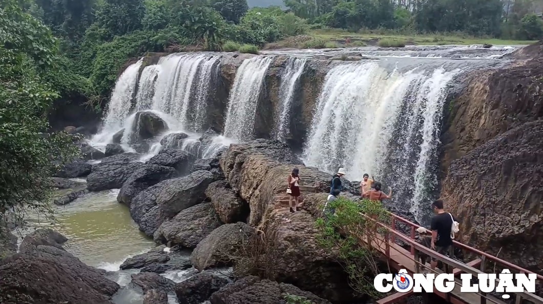 lang nghe ban tinh ca am vang noi rung nui tai thac hly phu yen hinh 4